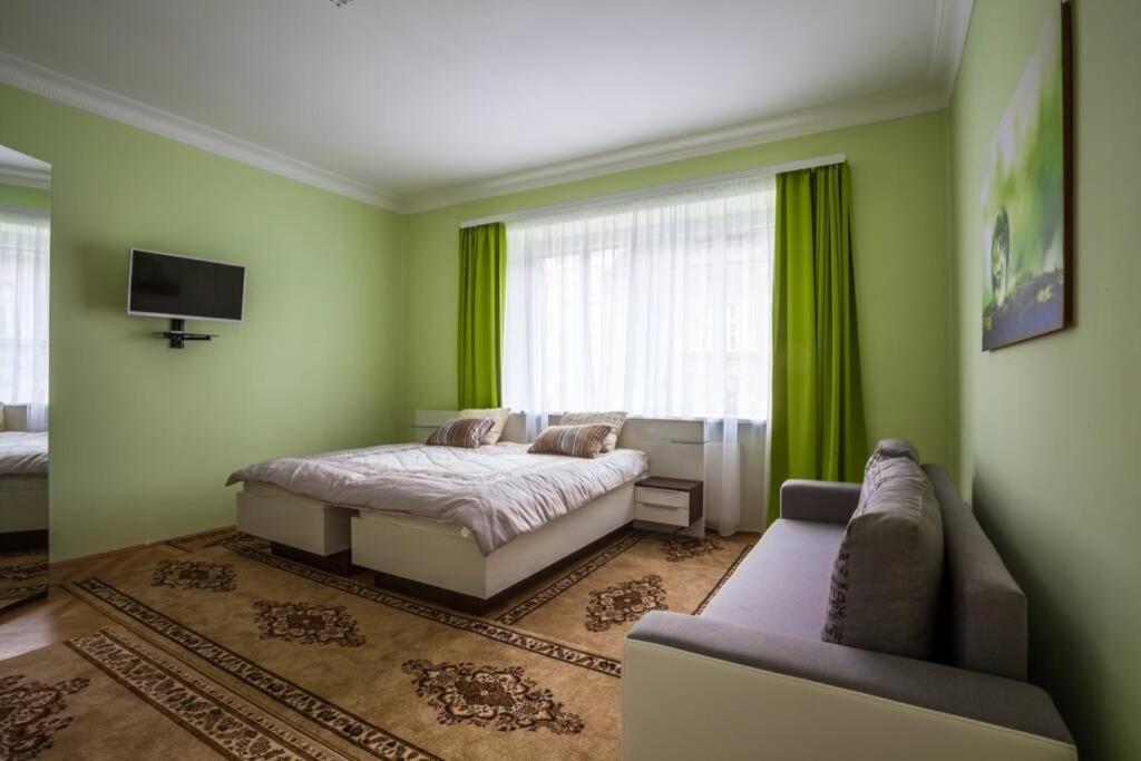 Luxury Air-Conditioned Family Apartment Spitalska Old Town Bratislava Exterior foto