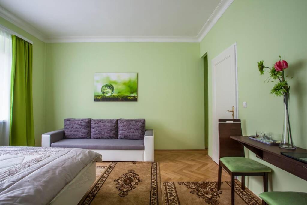Luxury Air-Conditioned Family Apartment Spitalska Old Town Bratislava Exterior foto